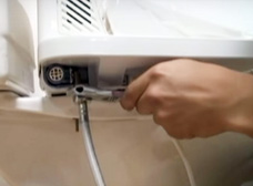 便座に給水ホース取付